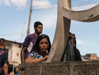 Portretfoto van vrouw op de vlucht naar Colombia vanuit Venezuela