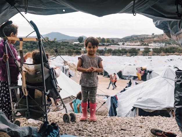 In Lesbos biedt stichting vluchteling hulp aan gezinnen op de vlucht