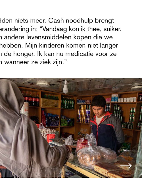 Vrouw koopt eten en drinken bij winkel in Afghanistan