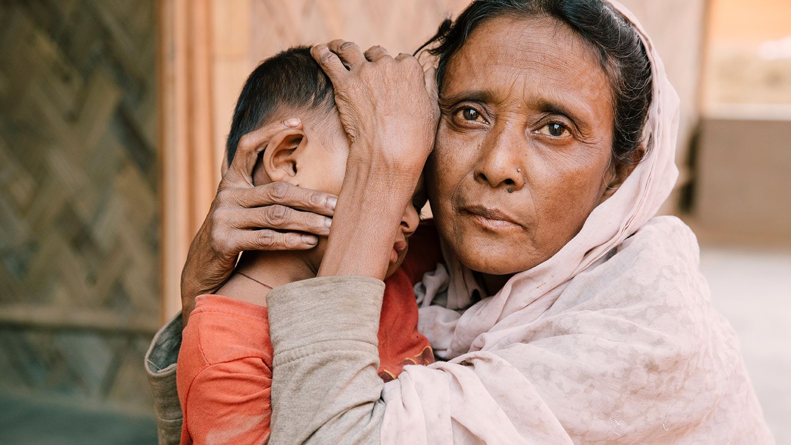 Portretfoto van vrouw met kind in haar armen