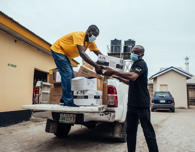 In Nigeria wordt noodhulppakketten uitgedeeld om vluchtelingen te helpen