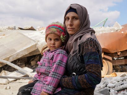 Portretfoto van moeder met dochter in Syrië
