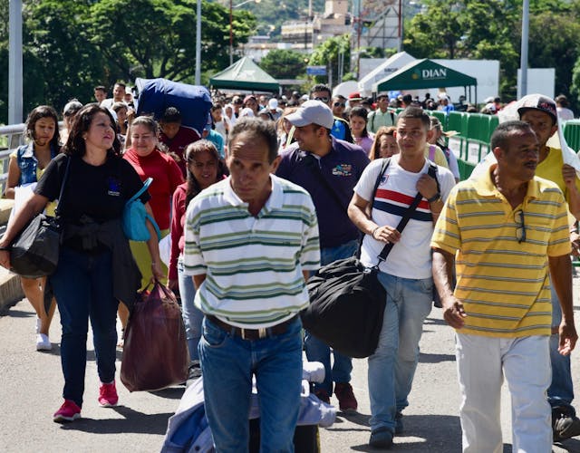 Grote groep mensen op de vlucht naar Colombia