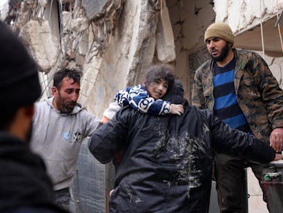Mensen op de vlucht na de aardbeving in Syrie