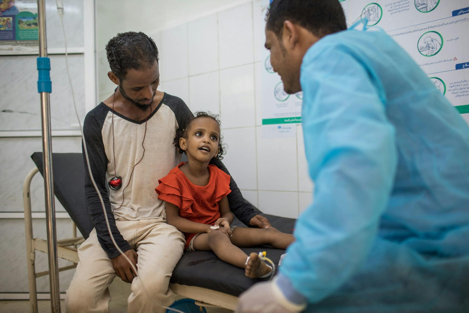 Arts behandeld meisje die bij vader ligt op ziekenhuisbed in Jemen