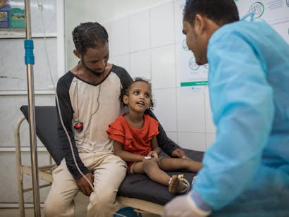 Arts behandeld meisje die bij vader ligt op ziekenhuisbed in Jemen