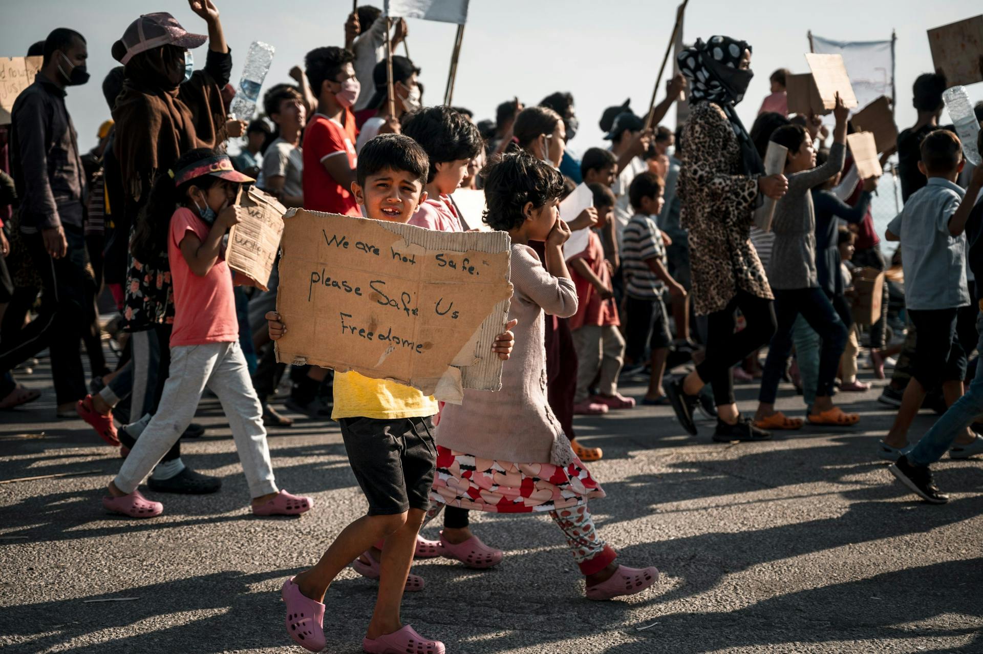 Mensen op de vlucht protesteren op Lesbos na de brand in kamp Moria in 2020.