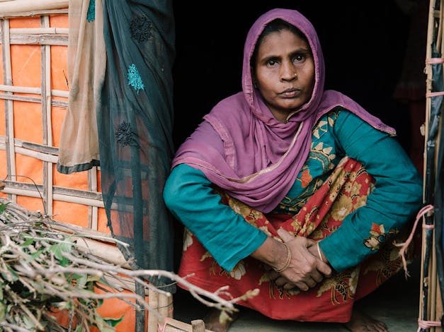 Vrouw woont in het vluchtelingenlingenkamp Cox's Bazar in Bangladesh