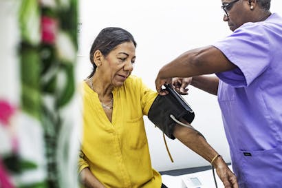 een Venezolaanse vrouw haar bloeddruk word opgemeten in Curacao