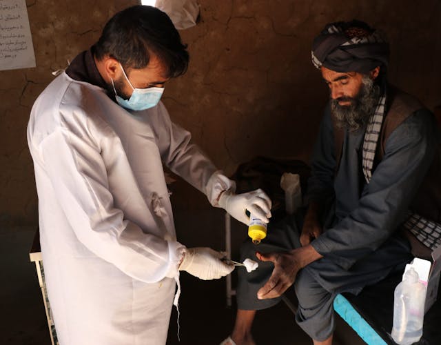 Patiënt krijgt behandeling in Maiwand, Afghanistan.