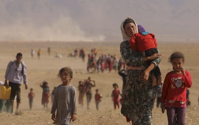 Vrouw op de vlucht draagt kind in haar armen