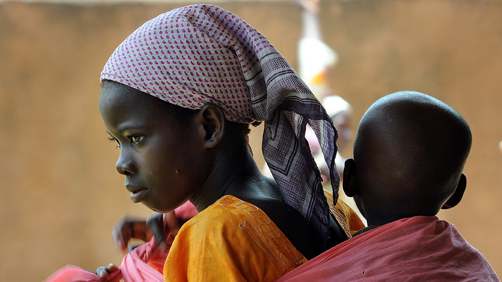 Moeder met kind in Mali, een land verscheurd door conflict, armoede en honger.