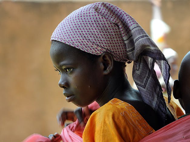 Moeder met kind in Mali, een land verscheurd door conflict, armoede en honger.