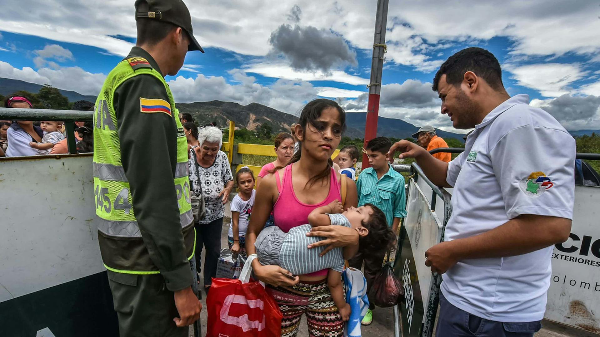 Vrouw met kind in armen bij de de Colombiaanse grens
