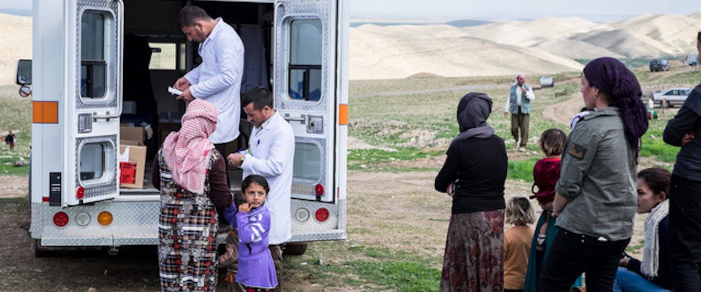 Dokters van de mobiele dokterspraktijk helpen vluchtelingen in moeilijk bereikbare gebieden in Irak met medische zorg