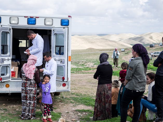 Dokters van de mobiele dokterspraktijk helpen vluchtelingen in moeilijk bereikbare gebieden in Irak met medische zorg