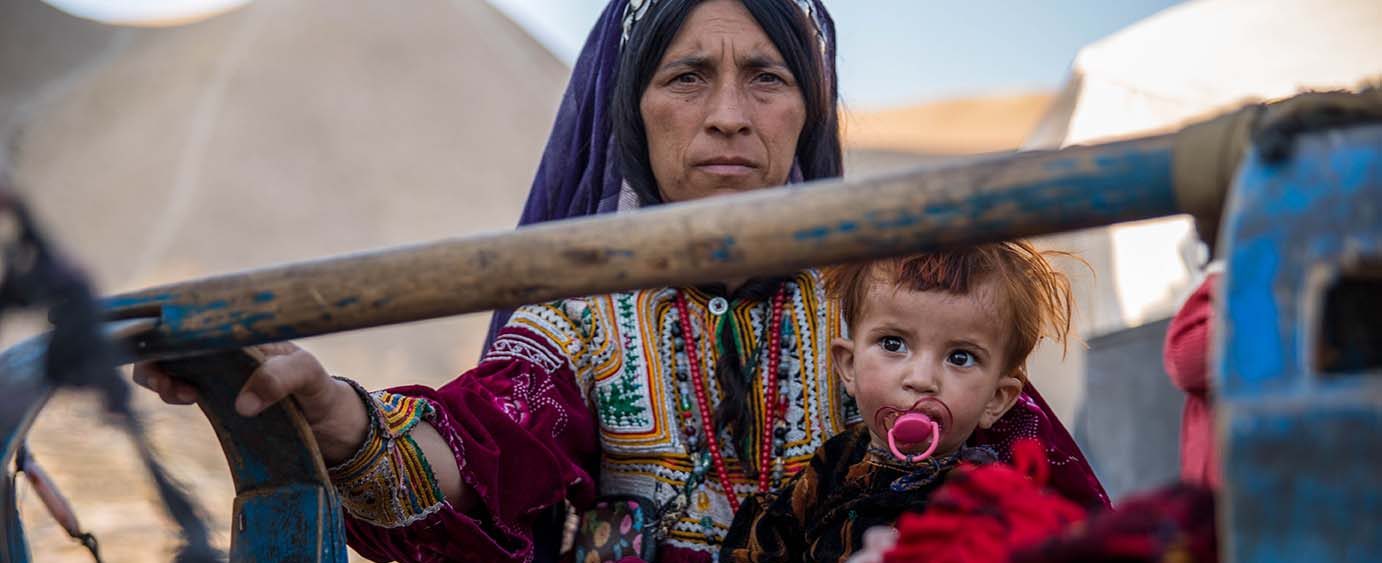 Portretfoto van moeder met kind op haar schoot
