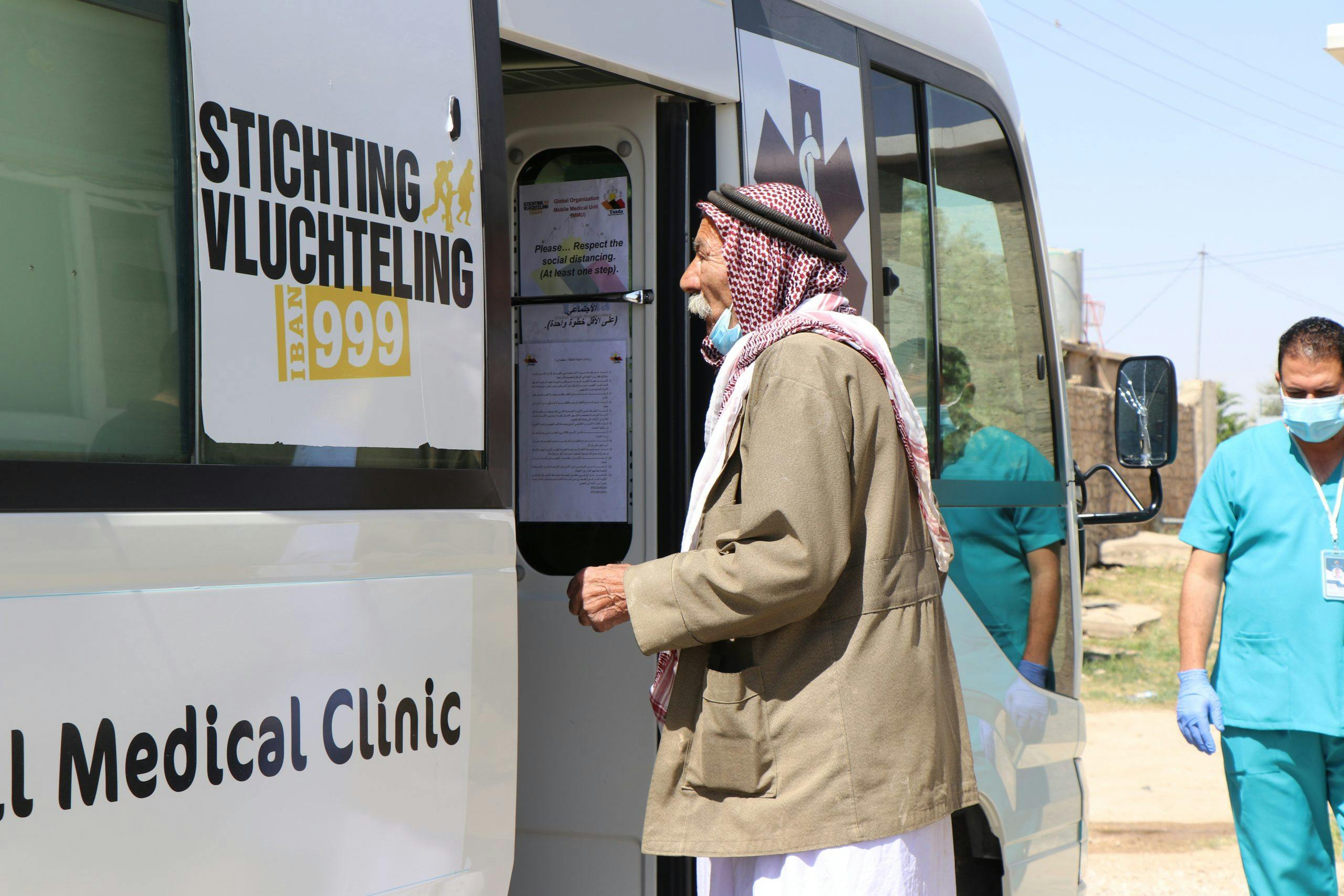 Stichting Vluchteling verleent medische zorg in Sinjar, Irak, met een mobiele kliniek in samenwerking met Yazda.