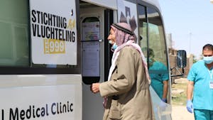 Stichting Vluchteling verleent medische zorg in Sinjar, Irak, met een mobiele kliniek in samenwerking met Yazda.