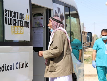 Stichting Vluchteling verleent medische zorg in Sinjar, Irak, met een mobiele kliniek in samenwerking met Yazda.