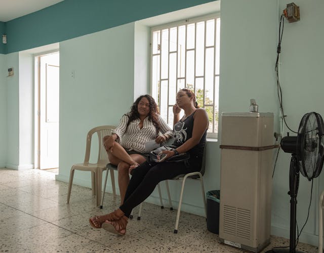 Twee vrouwen zitten op stoelen in Curaçao