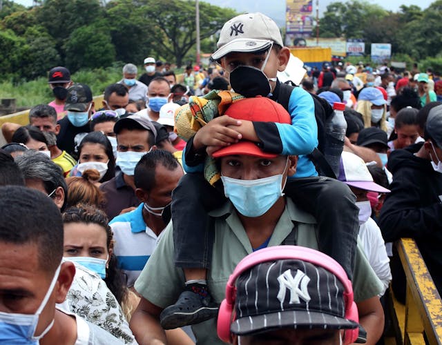 Grote groep Venezolanen op de vlucht