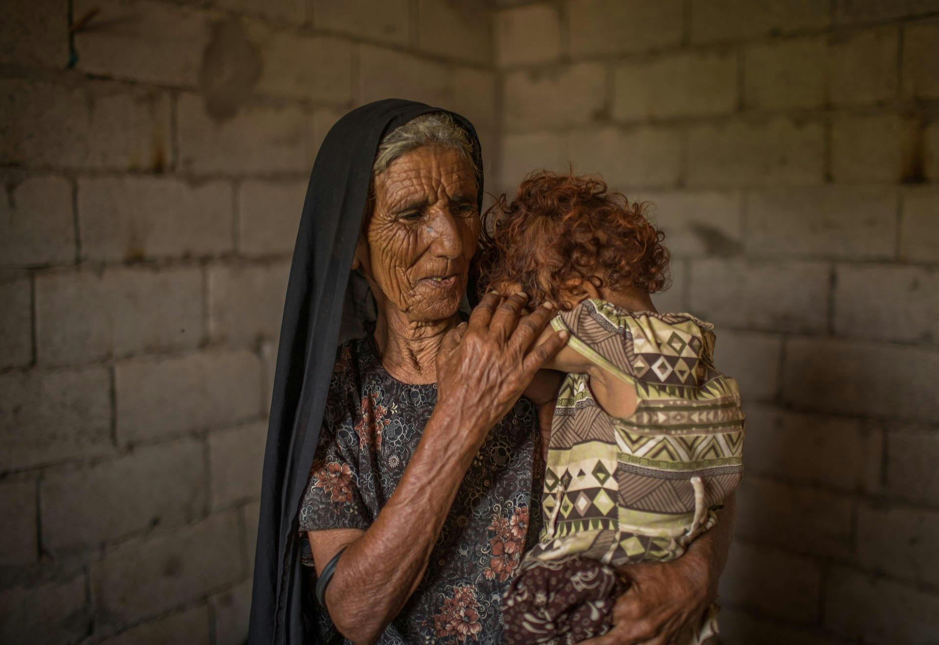 Portretfoto van vrouw met kind haar armen in Jemen