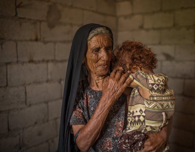 Portretfoto van vrouw met kind haar armen in Jemen