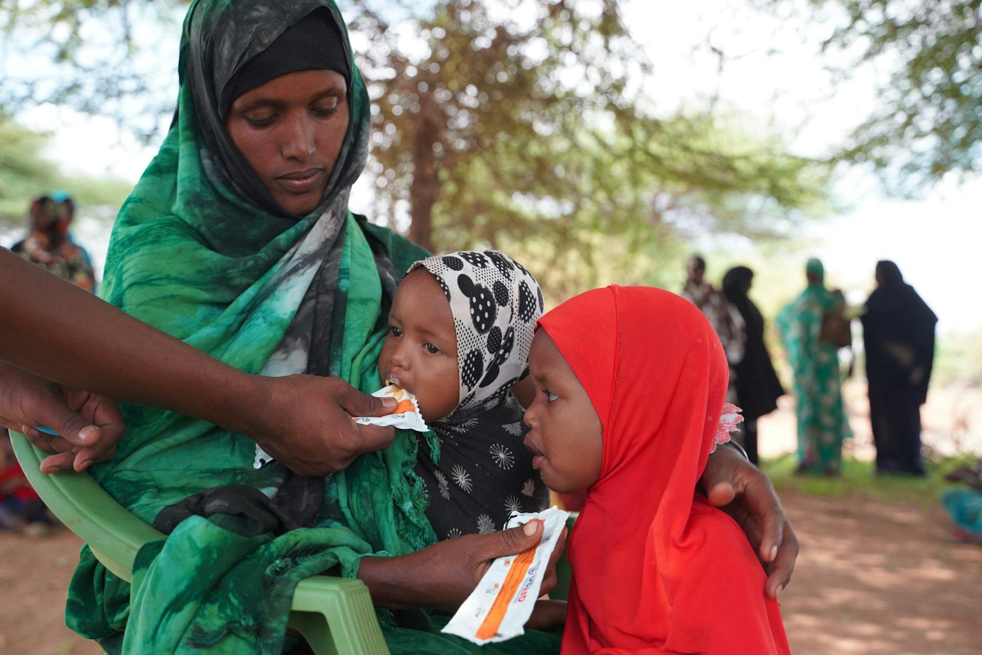 Mensen op de vlucht ontvangen noodvoeding in Kenia.