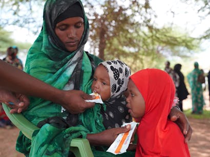 Mensen op de vlucht ontvangen noodvoeding in Kenia.