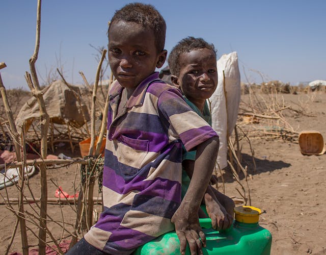Twee jongens in de droogte in Ethiopië met vermoeide gezichten