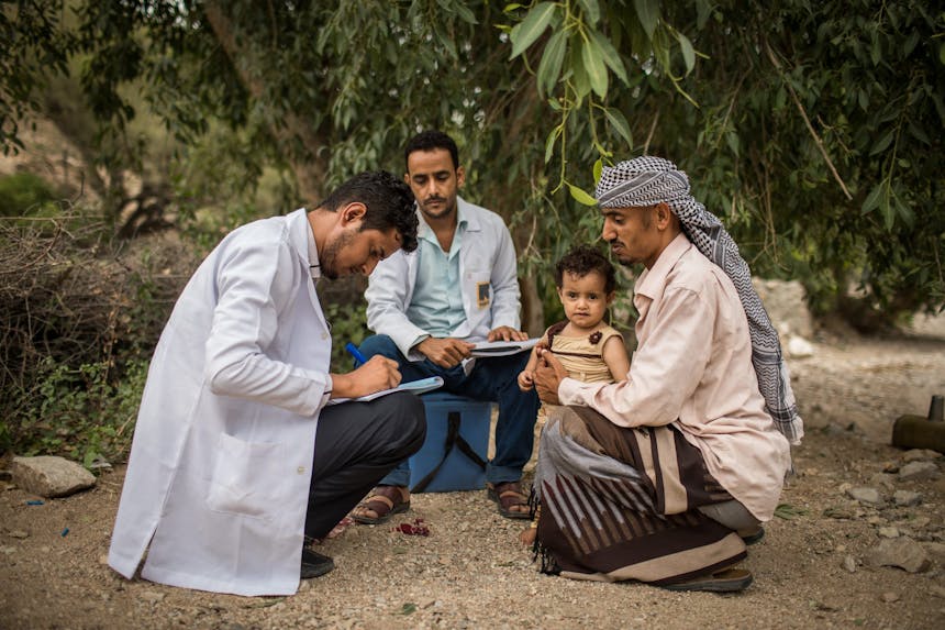 en jong meisje krijgt medicijnen voorgeschreven door een mobiel gezondheidsteam van het IRC in Radfan Village in Lahj, Jemen. Door het voortdurende conflict in Jemen zijn de gezondheidsvoorzieningen en infrastructuur ingestort, waardoor meer dan 20 miljoen mensen humanitaire hulp nodig hebben en ongeveer 2,2 miljoen Jemenitische kinderen ondervoed zijn, waarvan 80% ernstig. Mobiele gezondheidsteams van het IRC brengen gezondheidszorg naar gemeenschappen in afgelegen dorpen in de bergen die anders geen toegang tot gezondheidszorg zouden hebben.
