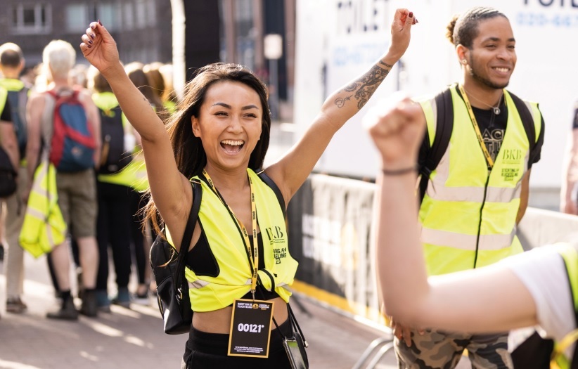 Deelnemers van de Nacht van de Vluchteling finishen in Amsterdam.