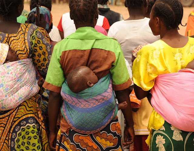 Moeders in Centraal Afrikaanse Republiek dragen kinderen in draagzak