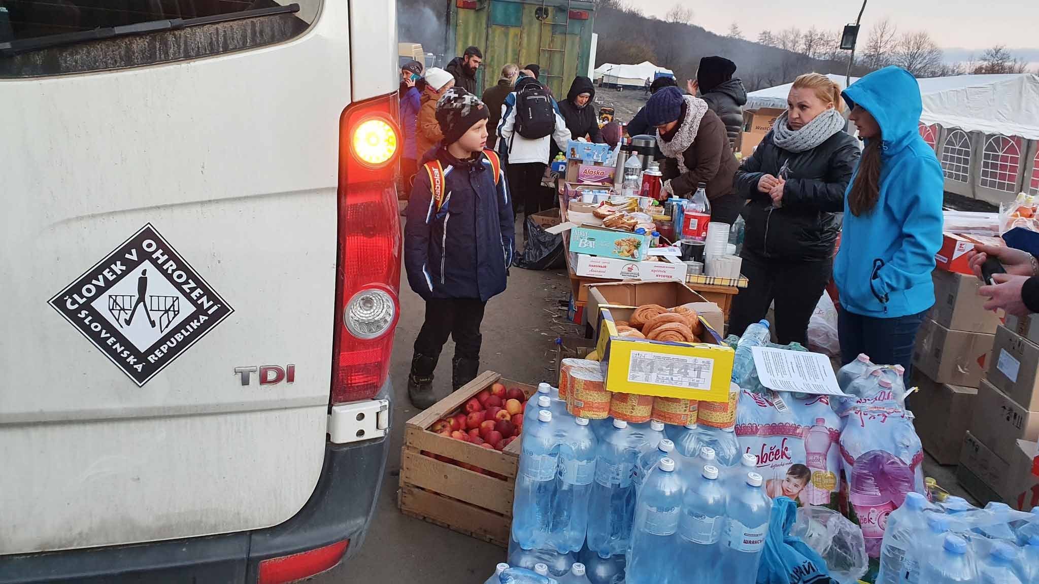 In Oekraïne word voedsel en water uitgedeeld aan vluchtelingen die aankomen bij ons steunpunt