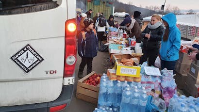In Oekraïne word voedsel en water uitgedeeld aan vluchtelingen die aankomen bij ons steunpunt