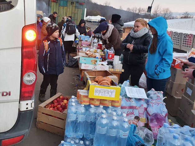 In Oekraïne word voedsel en water uitgedeeld aan vluchtelingen die aankomen bij ons steunpunt