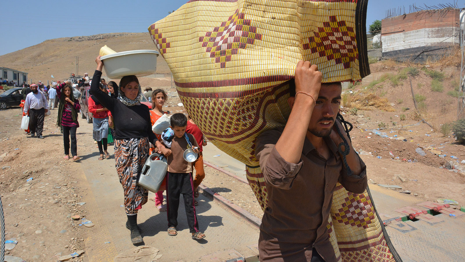 Mensen op de vlucht in Irak die spullen dragen