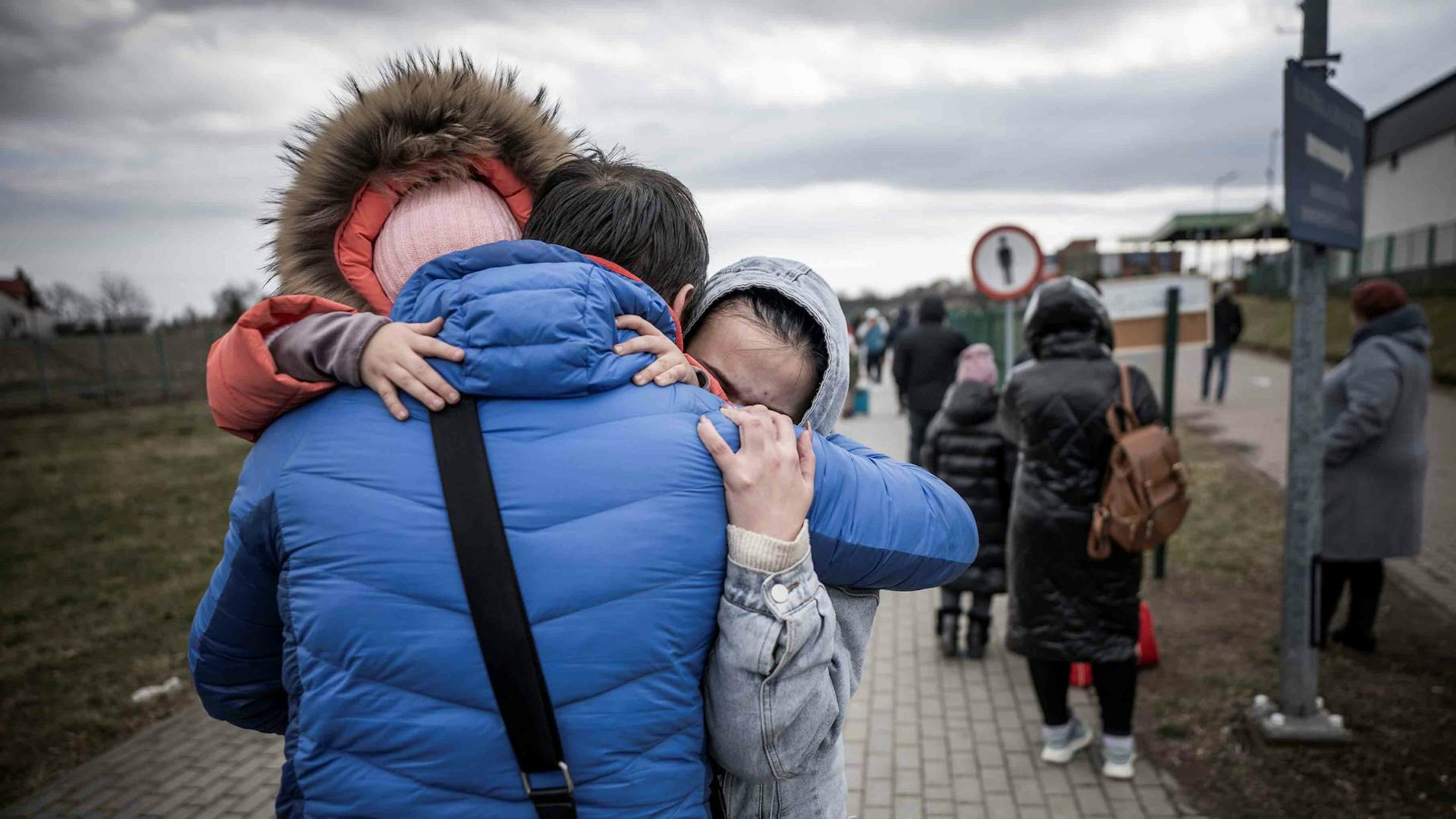 Een familie is gevlucht uit Oekraïne en komt aan bij de Poolse grens