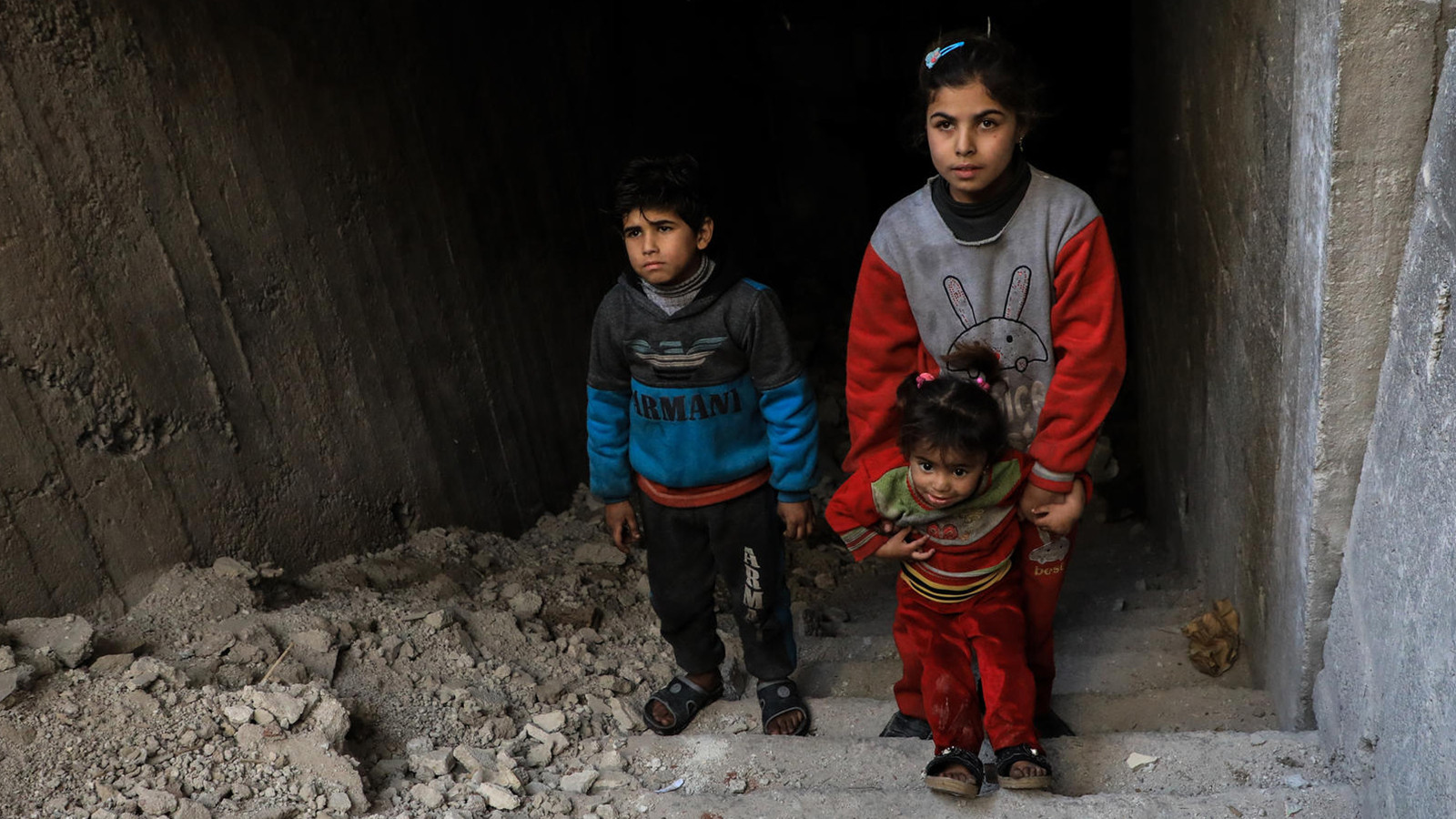 Portretfoto van drie kinderen in Syrië