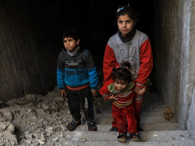 Portretfoto van drie kinderen in Syrië
