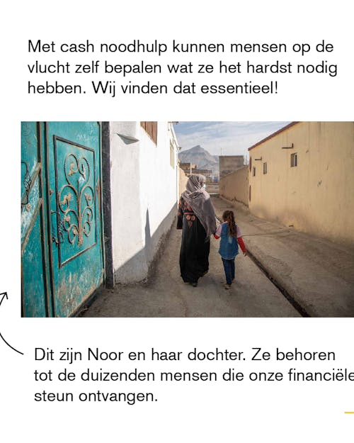 Vrouw loopt hand in hand met kind door de straat