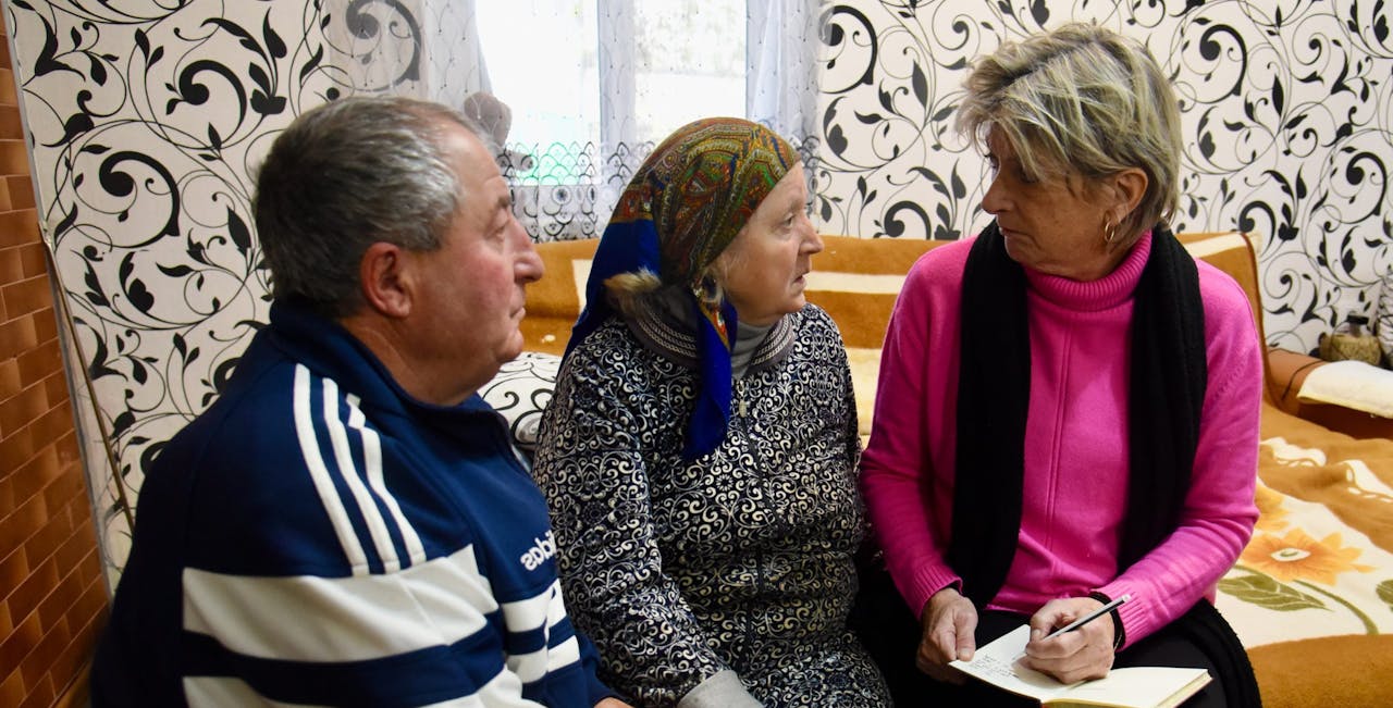 Tineke Ceelen in gesprek met vluchtelingen uit Oekraïne in Moldavië