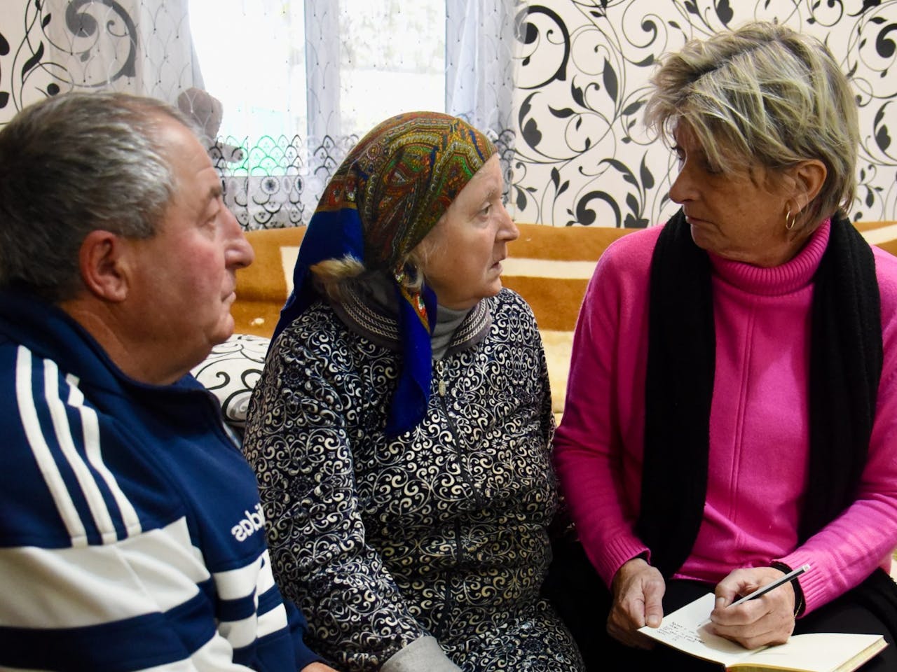 Tineke Ceelen in gesprek met vluchtelingen uit Oekraïne in Moldavië