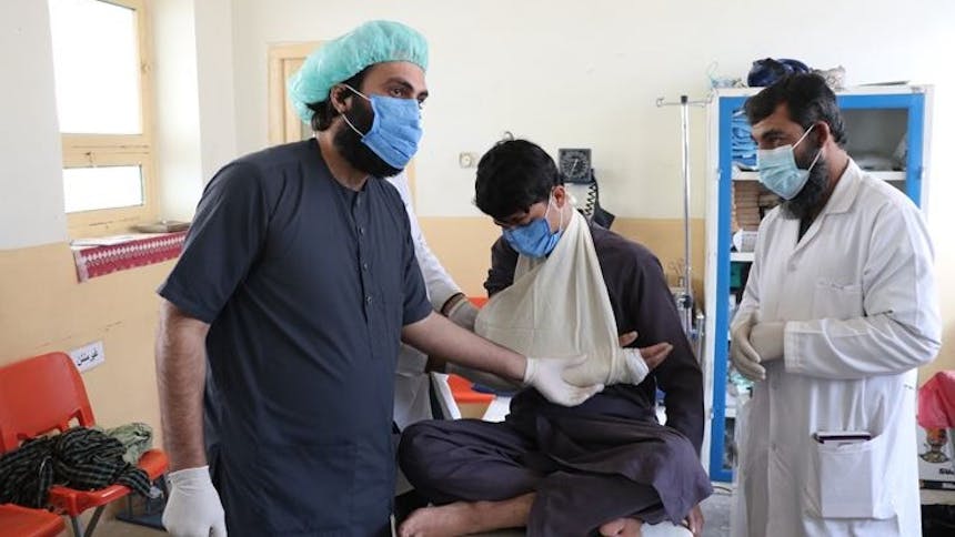 Dokter in Afghaanse hulpcentrum behandeld jongen met gebroken arm