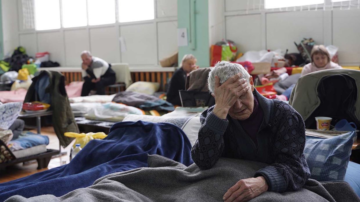 Portretfoto van man met hand op voorhoofd