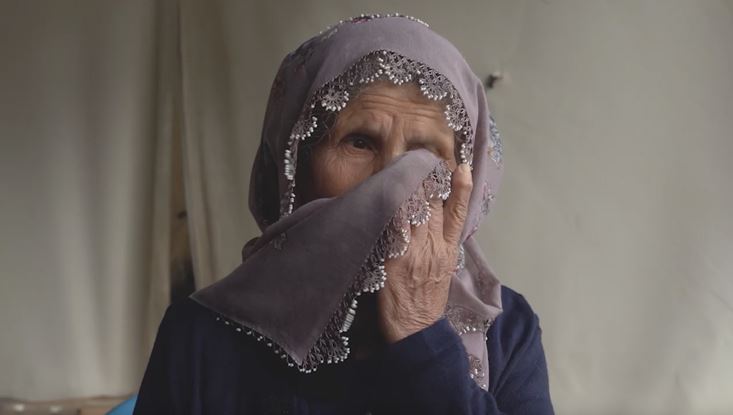 Portretfoto van vrouw die traan afveegt met boerka