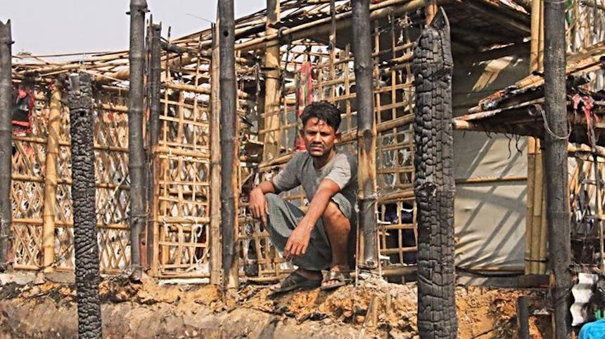 Man in vluchtelingenkamp in Bangladesh