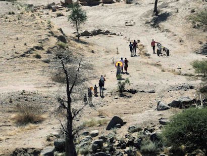 Beeld van bovenaf van mensen die trekken door droog gebied in Noord-Ethiopië