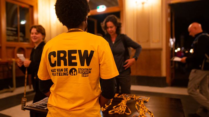 Achterkant van shirt van Nacht van de Vluchteling vrijwilliger